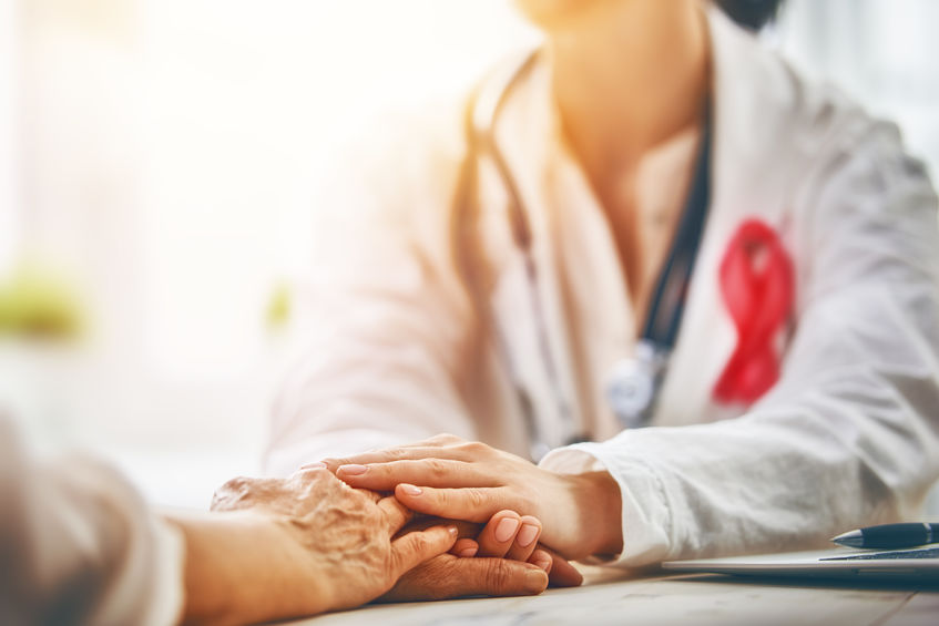 Doktor memberi sokongan kepada pesakit yang mengalami sakit tonsil atau tonsil sakit tekak